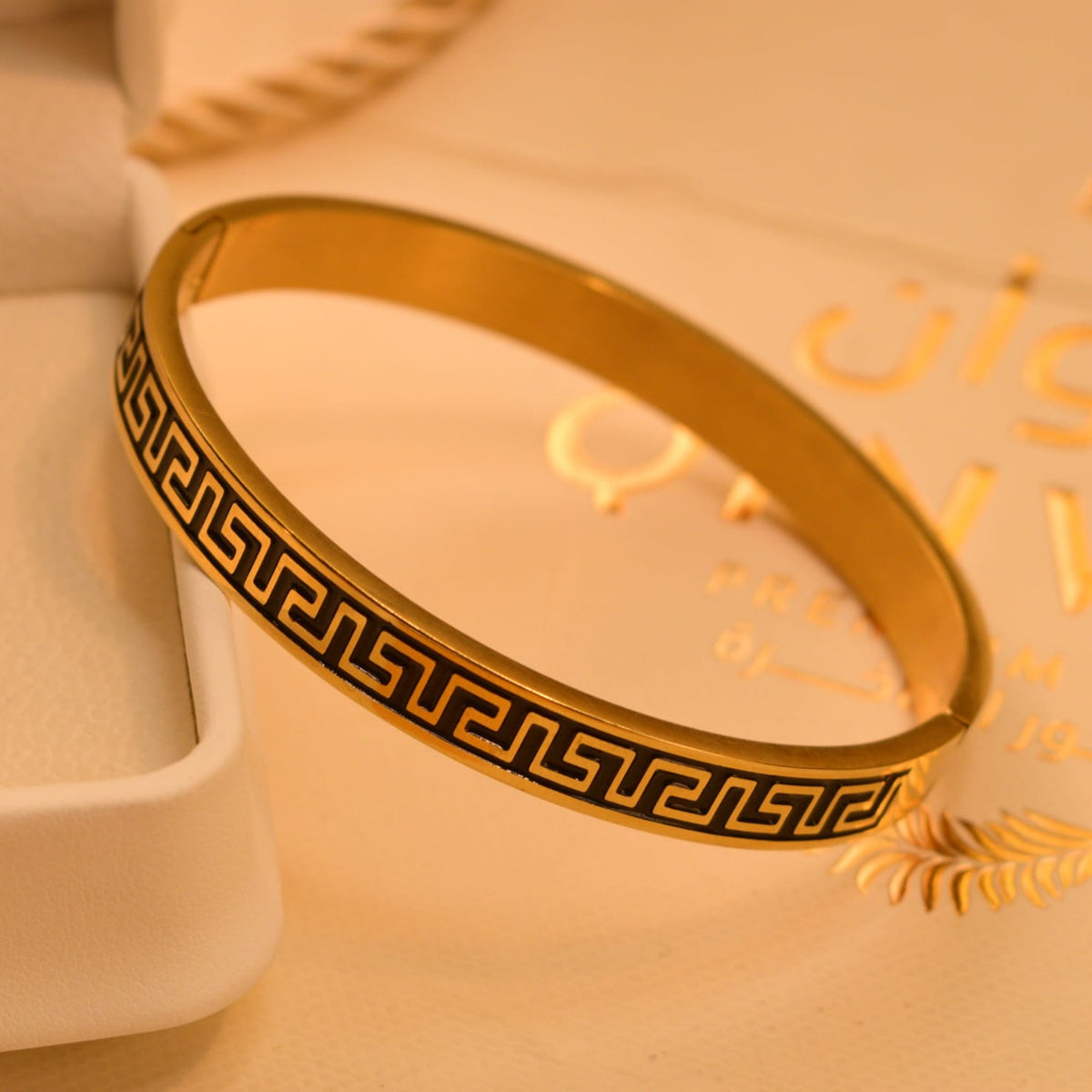 Greek Key Stainless Steel Bangle Bracelet – Luxury Unisex Cuff 💛